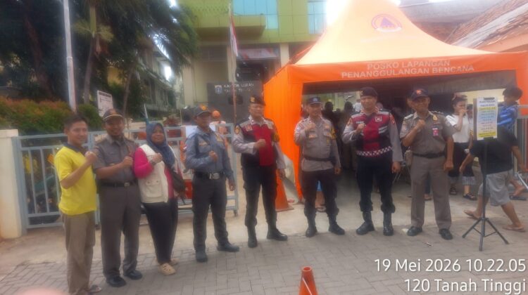 Patroli Jalan Kaki Samapta Polsek Johar Baru Amankan Pembagian Sembako di Tanah Tinggi