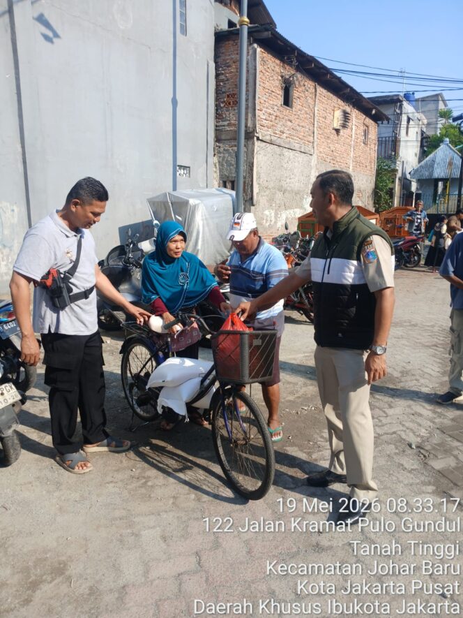 
					Kanit Samapta Polsek Johar Baru Monitoring Kunjungan Camat Saat Pembagian Sembako di Tanah Tinggi