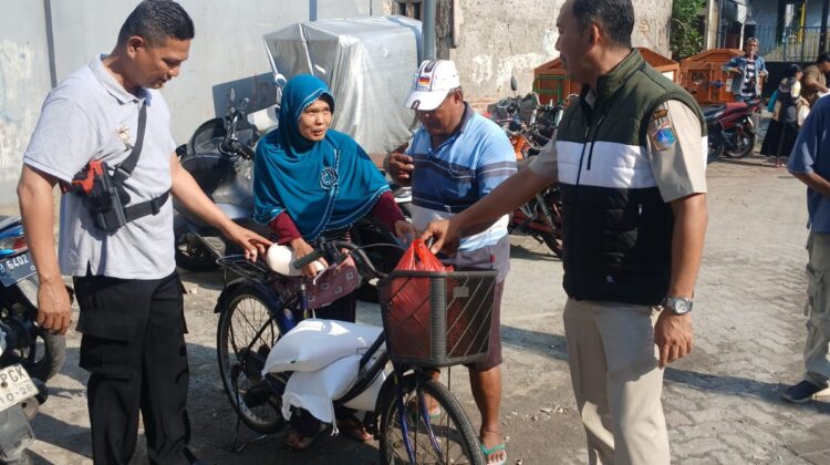 Kanit Samapta Polsek Johar Baru Monitoring Kunjungan Camat Saat Pembagian Sembako di Tanah Tinggi