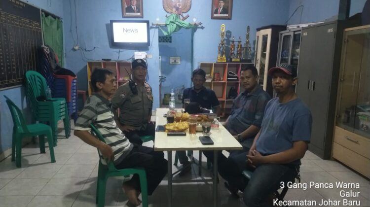 Hidupkan Pos Kamling, Polisi dan Ketua RT RW 05 Galur Perkuat Sinergi Jaga Lingkungan