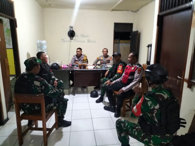 
					Patroli Komduk, Babinsa dan Warga Bersatu Jaga Wilayah Tetap Kondusif