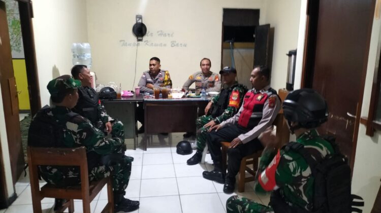 Patroli Komduk, Babinsa dan Warga Bersatu Jaga Wilayah Tetap Kondusif