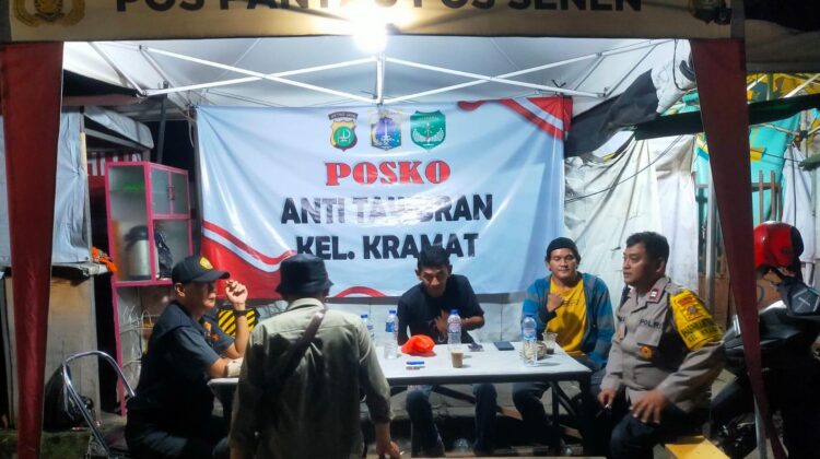 Bhabinkamtibmas Kramat Bersama Warga Gelar Harkamtibmas di Pos Pantau Anti Tawuran Kramat Pulo