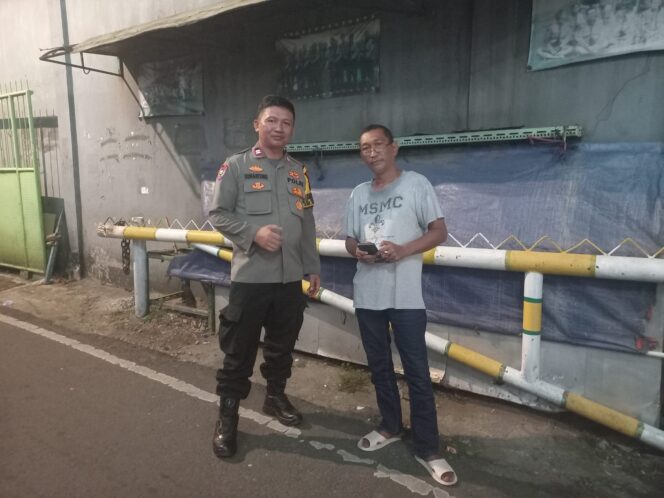 
					Sambang Pos Kamling RW 06, Bhabinkamtibmas Kebon Kacang Ajak Warga Tingkatkan Kewaspadaan Lingkungan