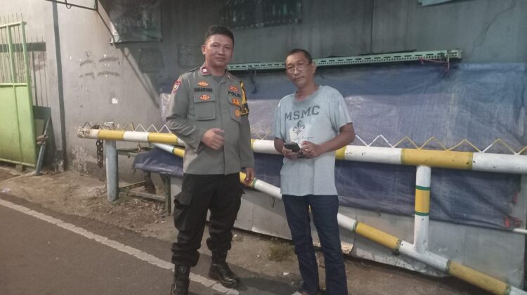 Sambang Pos Kamling RW 06, Bhabinkamtibmas Kebon Kacang Ajak Warga Tingkatkan Kewaspadaan Lingkungan