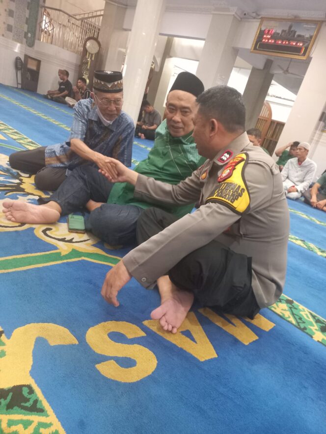 
					Bhabinkamtibmas Kebon Kacang Pererat Sinergitas Dengan Tokoh Agama Melalui Giat Sambang