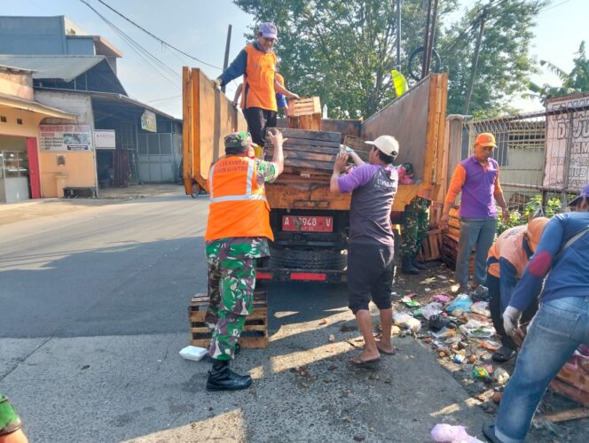 
					Satgas Sampah Koramil 06/Tigaraksa Turun Tangan, Bersihkan Lingkungan di Desa Pasir Nangka