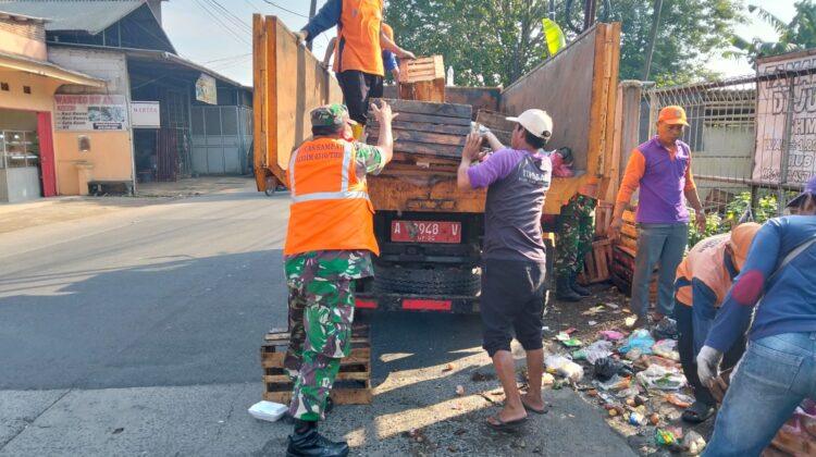 Satgas Sampah Koramil 06/Tigaraksa Turun Tangan, Bersihkan Lingkungan di Desa Pasir Nangka