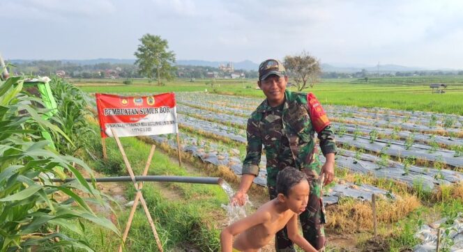
					Di Tengah Sawah Desa Godo, Sertu Arifin Hadirkan Sumber Air untuk Petani