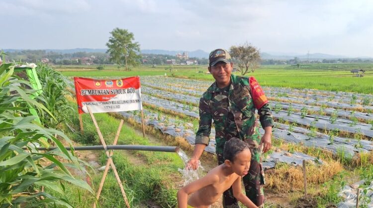 Di Tengah Sawah Desa Godo, Sertu Arifin Hadirkan Sumber Air untuk Petani