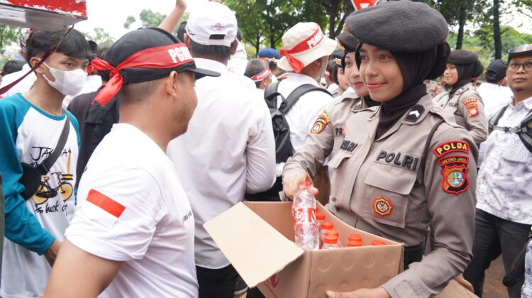 Polisi Bagikan Air Mineral dan Roti ke Massa Aksi Guru Honorer di DPR