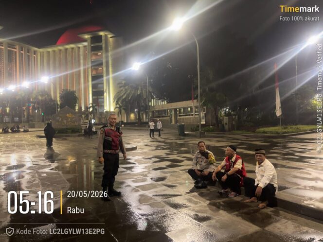 
					Polisi Berikan Pelayanan Kedatangan Ratusan Guru di Masjid Istiqlal Sebelum Bertolak ke DPR/MPR