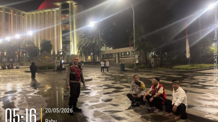 Polisi Berikan Pelayanan Kedatangan Ratusan Guru di Masjid Istiqlal Sebelum Bertolak ke DPR/MPR
