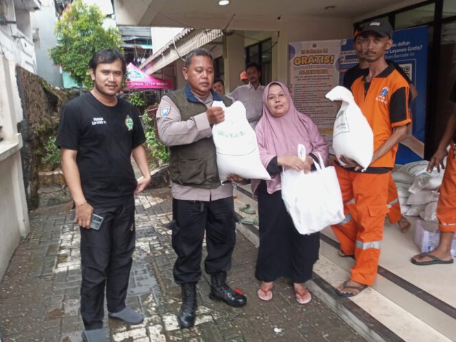 
					Bhabinkamtibmas Karang Anyar Awasi Penyaluran Bansos agar Tepat Sasaran dan Berjalan Tertib