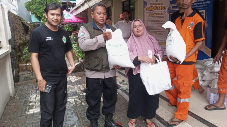 Bhabinkamtibmas Karang Anyar Awasi Penyaluran Bansos agar Tepat Sasaran dan Berjalan Tertib