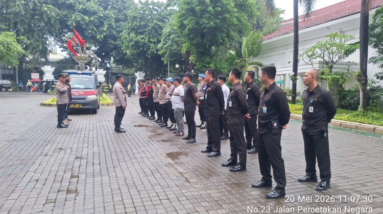 Polsek Johar Baru Gelar Apel Pengamanan Aksi Unras di Kantor BPOM, Tekankan Pelayanan Humanis