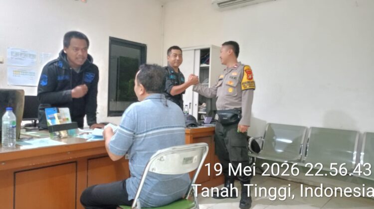 Bhabinkamtibmas Tanah Tinggi Patroli Satkamling dan Bantu Proses Pemakaman Warga di Kawi-Kawi