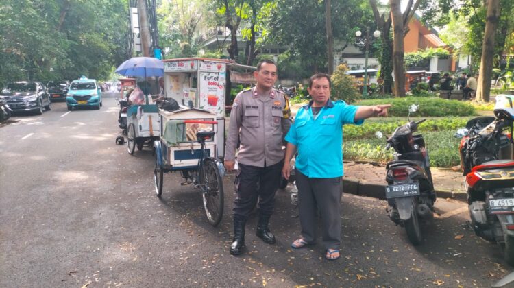Patroli Dialogis di Taman Lawang, Bhabinkamtibmas Menteng Ingatkan Waspada Copet dan Jambret