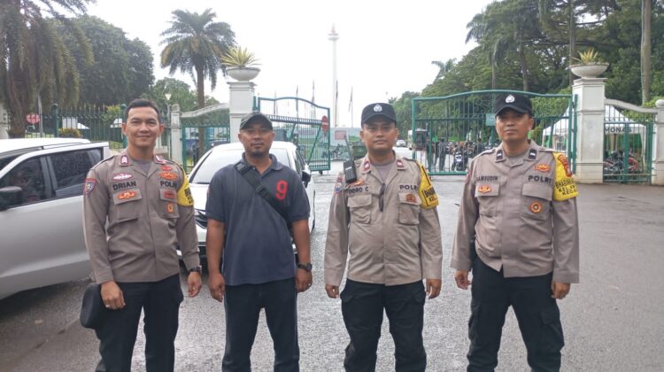 Bhabinkamtibmas dan Reskrim Polsek Senen Siaga Pengamanan Aksi Unjuk Rasa di Kawasan Merdeka Barat