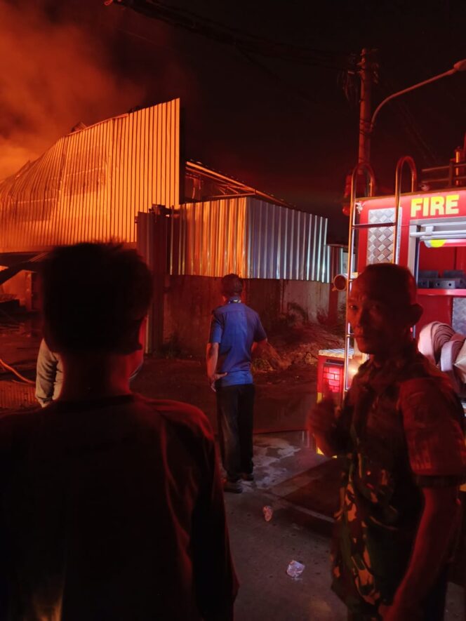 
					Sigap, Babinsa Kampung Melayu Bantu Damkar Padamkan Api