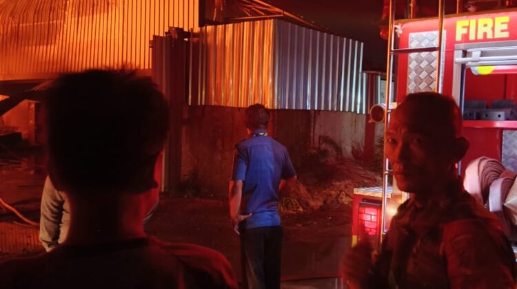 Sigap, Babinsa Kampung Melayu Bantu Damkar Padamkan Api