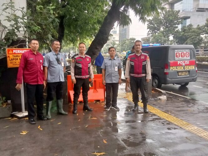 
					Patroli Polsek Senen Sambangi Pasar Gaplok dan Kawasan Kemensos, Warga Diimbau Waspada 3C