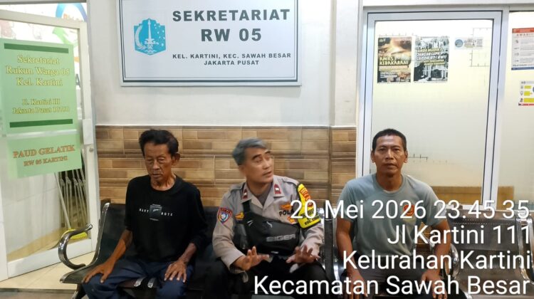 Sambang Malam Hari Bhabinkamtibmas Kartini Di Pos Satkamling RW 05, Perkuat Cooling System dan Kamtibmas