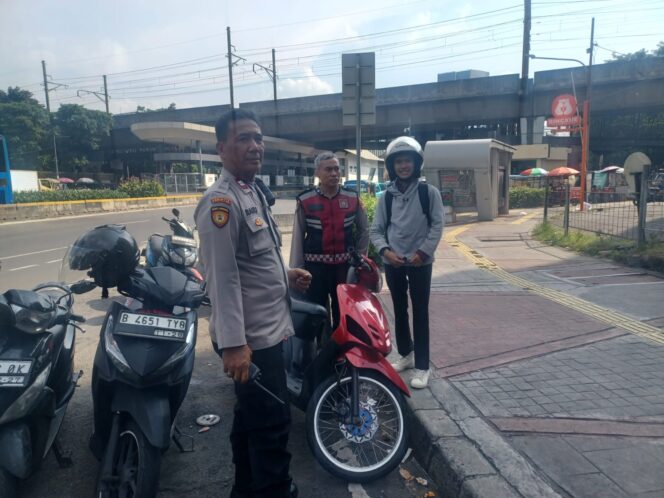 
					Respons Cepat Polisi Bantu Warga Alami Kendala Motor di Halte Juanda