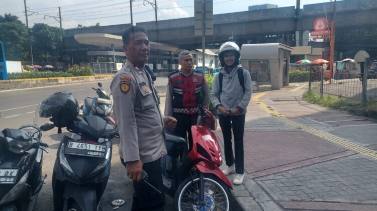 Respons Cepat Polisi Bantu Warga Alami Kendala Motor di Halte Juanda