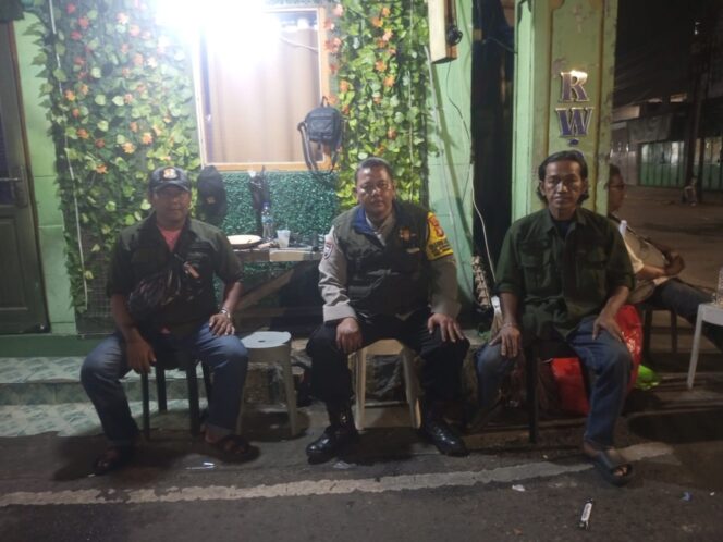 
					Sambang Dialogis di Pos Satkamling, Bhabinkamtibmas Karang Anyar Ajak Warga Perkuat Keamanan Lingkungan
