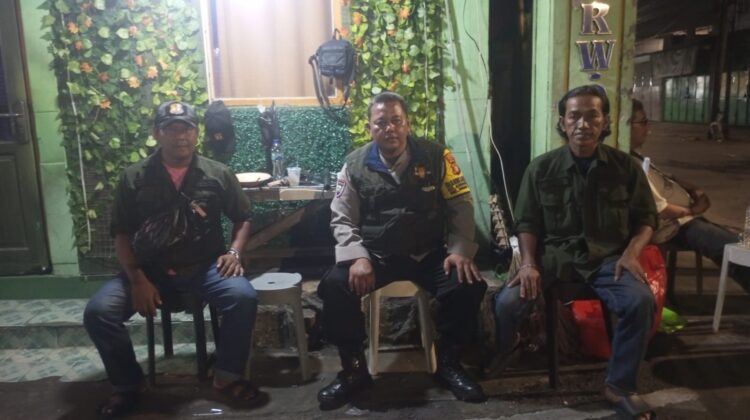 Sambang Dialogis di Pos Satkamling, Bhabinkamtibmas Karang Anyar Ajak Warga Perkuat Keamanan Lingkungan