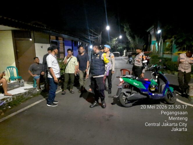
					Patroli Jalan Kaki di Jalan Matraman Dalam III, Polsek Metro Menteng Perkuat Pengamanan Lingkungan
