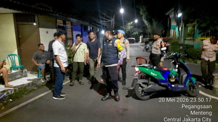 Patroli Jalan Kaki di Jalan Matraman Dalam III, Polsek Metro Menteng Perkuat Pengamanan Lingkungan
