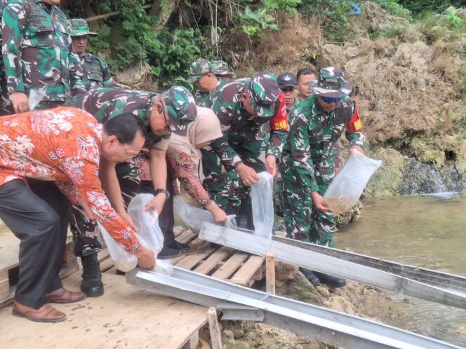 
					Kapok Sahli Pangdam IV/Diponegoro Tebar Benih Ikan di Penutupan TMMD Ke-128 Kodim Pati