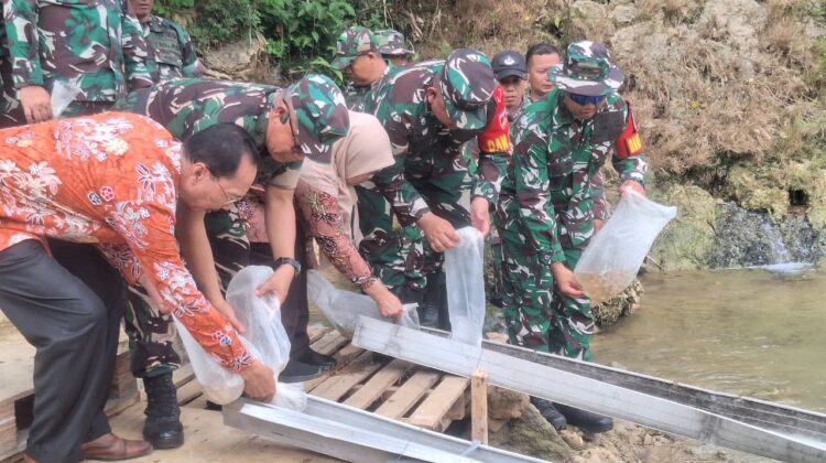 Kapok Sahli Pangdam IV/Diponegoro Tebar Benih Ikan di Penutupan TMMD Ke-128 Kodim Pati