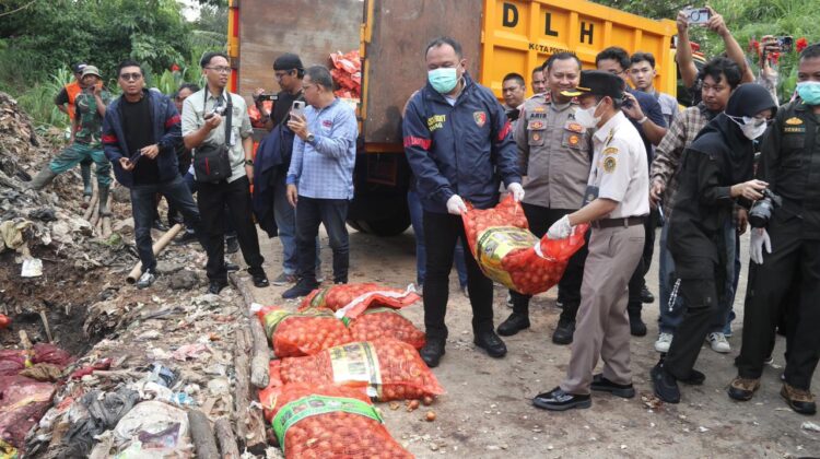 Bareskrim Polri Musnahkan Ribuan Kilogram Bawang Impor Ilegal dari Jalur Tikus Perbatasan Malaysia
