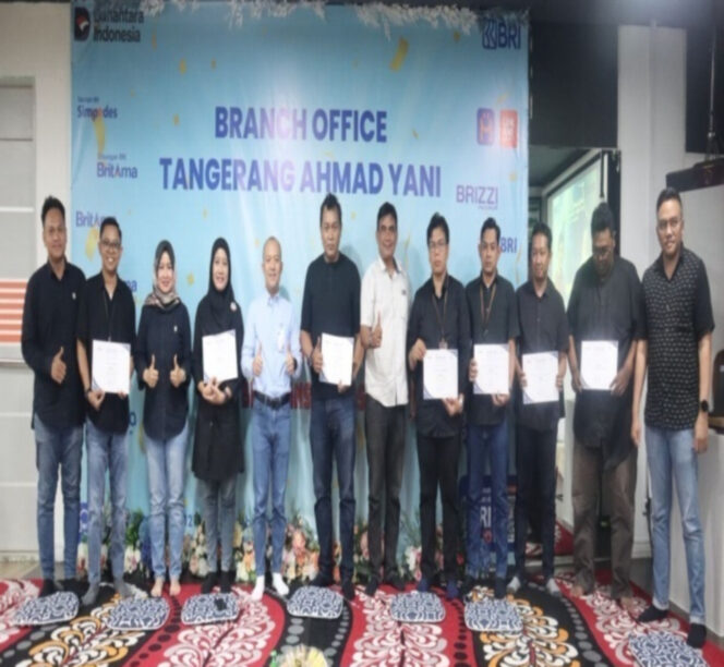 
					BRI KC Tangerang Ahmad Yani Berikan Penghargaan kepada Pekerja Terbaik