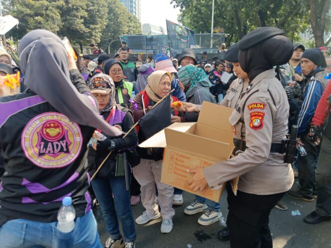 
					Polisi Humanis, Polwan Bagikan Air Mineral dan Roti ke Massa Ojol Demo di Jakpus