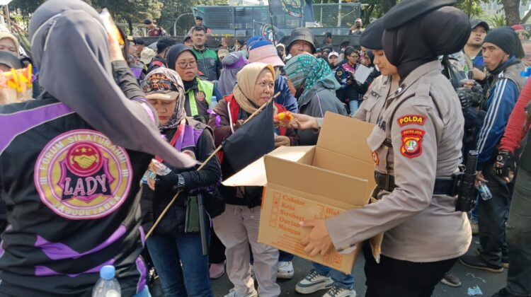Polisi Humanis, Polwan Bagikan Air Mineral dan Roti ke Massa Ojol Demo di Jakpus