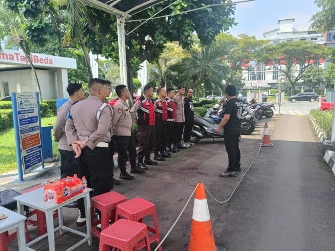 
					Polri Humanis, Polsek Tanah Abang Amankan Aksi Unjuk Rasa di Kantor Pusat Bank Panin