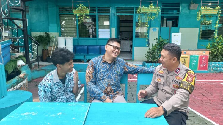Bhabinkamtibmas Kebon Kacang Sambangi SMK Al Ihsan, Berikan Himbauan Antitawuran dan Antinarkoba