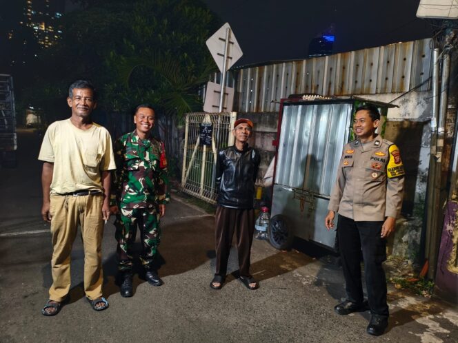 
					Bhabinkamtibmas dan Babinsa Kebon Melati Tingkatkan Siskamling untuk Jaga Keamanan Lingkungan RW 06