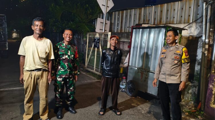 Bhabinkamtibmas dan Babinsa Kebon Melati Tingkatkan Siskamling untuk Jaga Keamanan Lingkungan RW 06