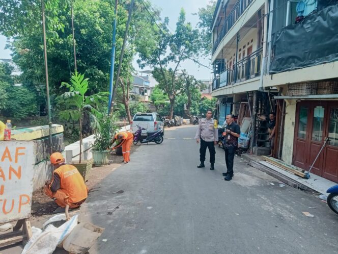 
					Patroli Dialogis dan Cooling System, Bhabinkamtibmas Kwitang Sambangi Warga RW 06