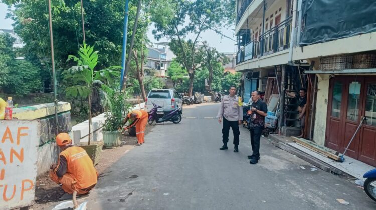 Patroli Dialogis dan Cooling System, Bhabinkamtibmas Kwitang Sambangi Warga RW 06