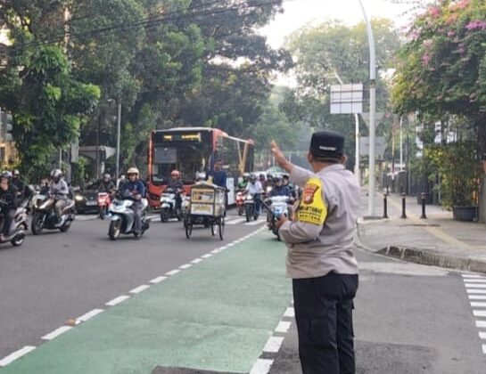 Bhabinkamtibmas Gondangdia Sigap Kawal Arus Pagi di Tl Cik Ditiro