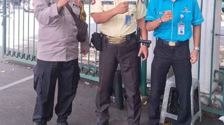 Bhabinkamtibmas Pegangsaan Sambang Kanto PT KAI, Tingkatkan Sinergi Keamanan Lingkungan