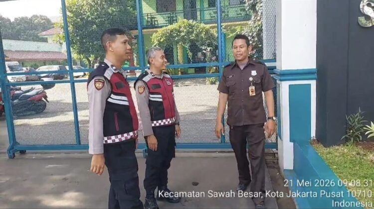 Patroli Jalan Kaki Unit Samapta Polsek Sawah Besar Perkuat Dialog Kamtibmas Di Lingkungan Sekolah