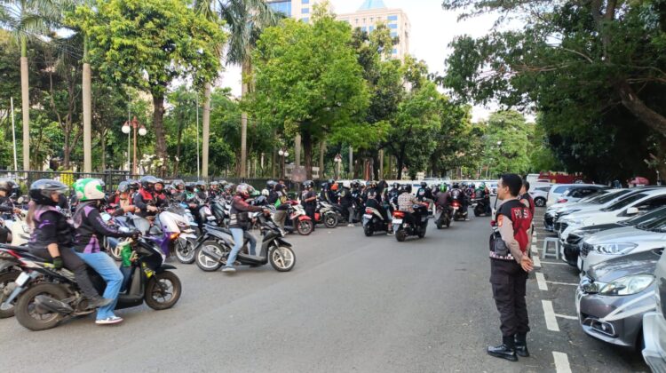 Pengawalan Polsek Sawah Besar Dalam Aksi Ojol FORKOT di Lapangan Banteng Berlangsung Aman