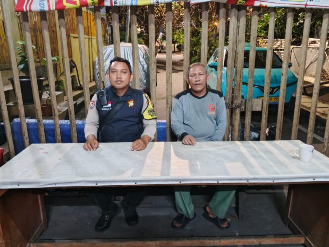 
					Bhabinkamtibmas Gunung Sahari Utara Sambang Dialogis di Pos Satkamling RW 05 Jelang Malam, Perkuat Keamanan Lingkungan